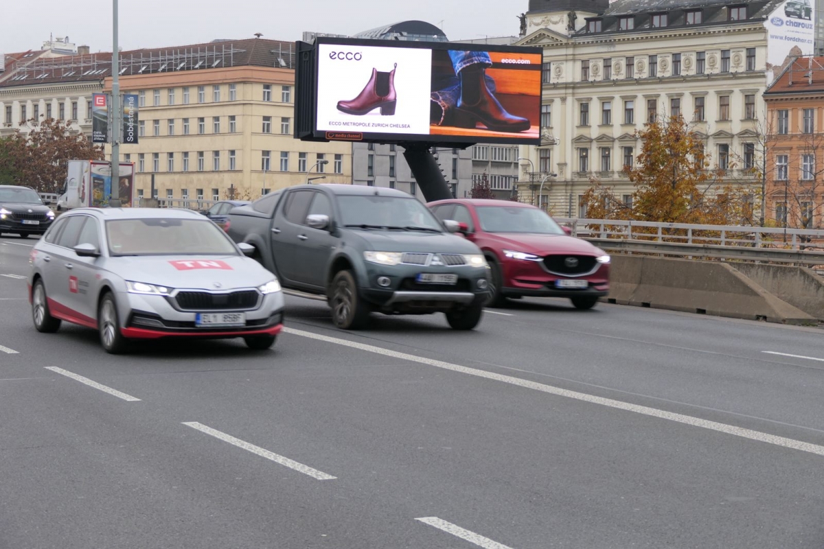 Ecco obuv se ukázala na většině LED ploch v Praze